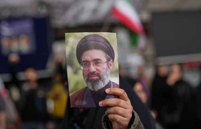 Seine Anhänger haben Modschtaba Chamenei schon lange nicht mehr gesehen. Seit seiner Ernennung zum obersten Führer im März hat er sich nicht öffentlich gezeigt.<span class='image-autor'>Francisco Seco/AP/dpa</span>
