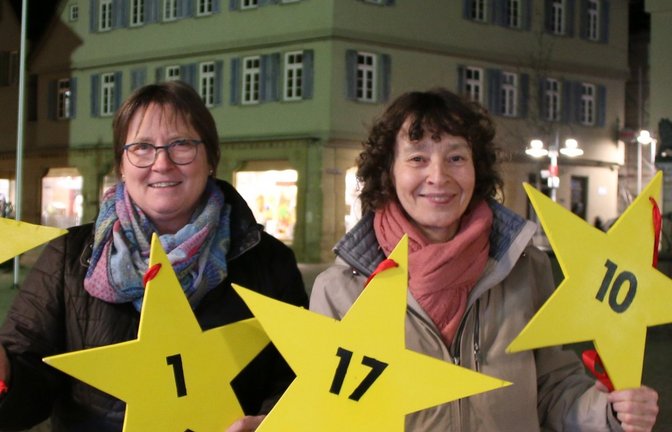Die Sterne sind das Markenzeichen des Lebendigen Adventskalenders in Vaihingen. Organisiert wird er von Christine Häfner (l.) , Erika Oettinger (r.) und Ute Beckert (nicht im Bild). <span class='image-autor'>Foto: Rieger</span>