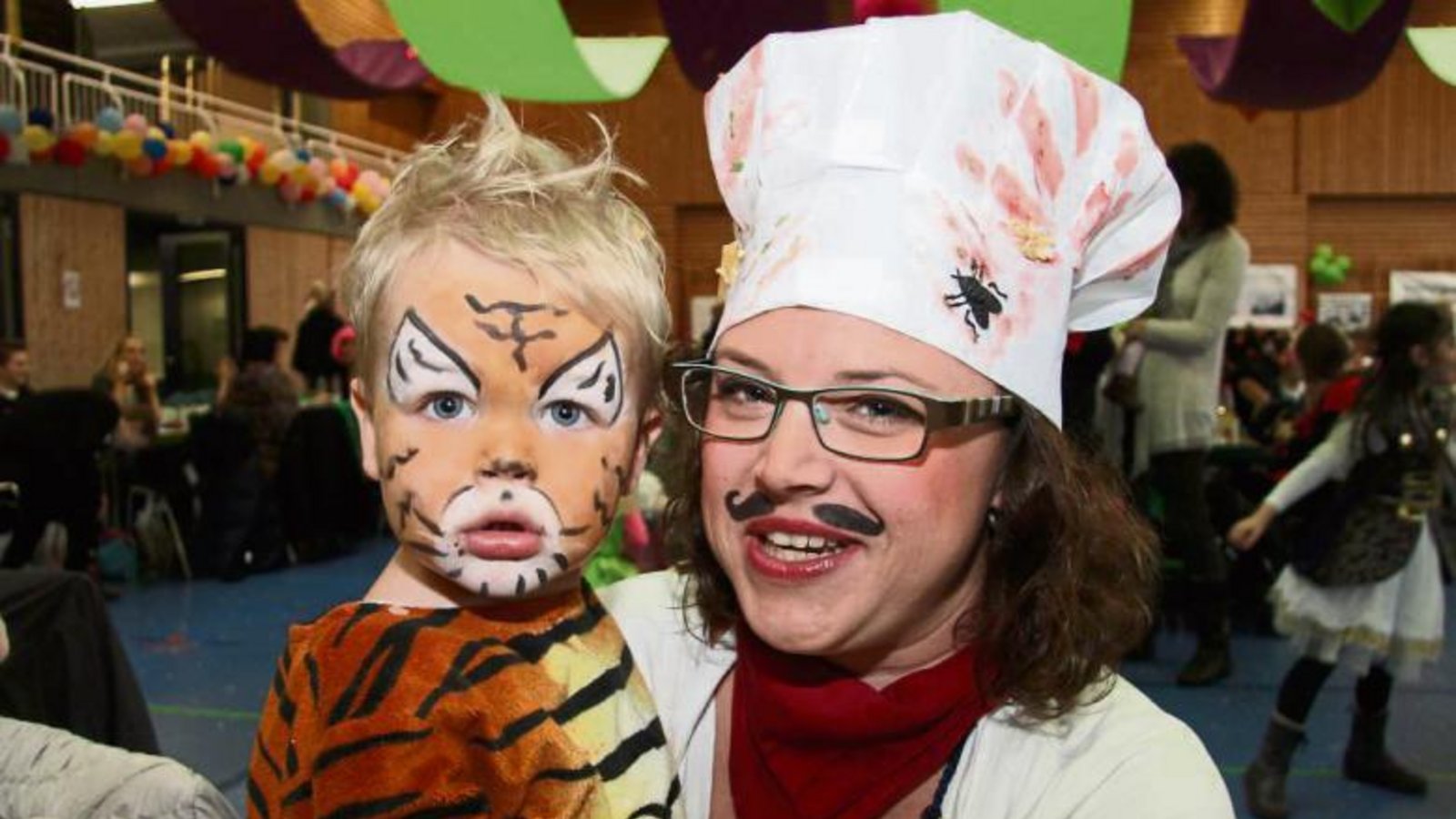 Der junge Tiger hat wohl noch etwas Respekt vor der Kamera. Fotos: Banholzer Der junge Tiger hat wohl noch etwas Respekt vor der Kamera. Fotos: Banholzer