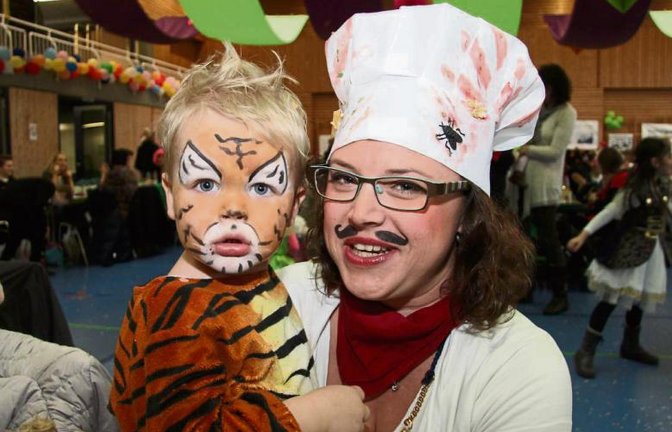 Der junge Tiger hat wohl noch etwas Respekt vor der Kamera.  Fotos: Banholzer