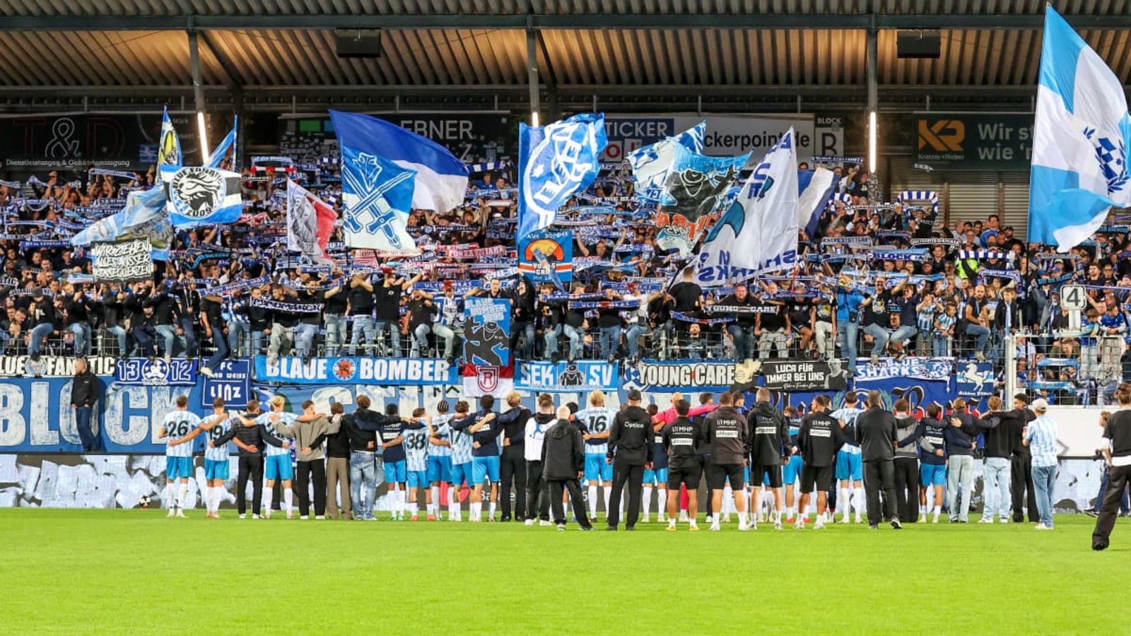 Stimmungsvoller Abend auf der Waldau: Die Kickers-Spieler feiern gemeinsam mit ihren Fans.Baumann/Alexander Keppler