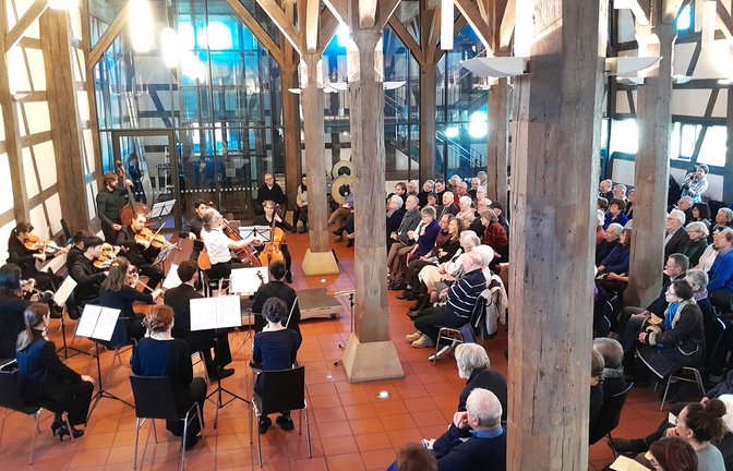 Vollbesetzt ist der Saal in der historischen Kelter. Auf dem Podium im weißen Hemd: Solist Mikael Samsonov, weltweit gefeierter Cellist.        <span class='image-autor'>Foto: Filiz</span>