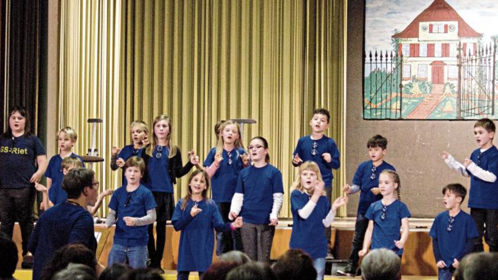 Der Kinderchor der Rieter Grundschule legte munter los. Fotos: Friedrich