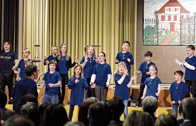 Der Kinderchor der Rieter Grundschule legte munter los. Fotos: Friedrich