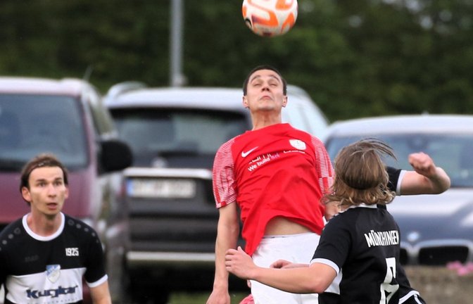 Filip Ristomanov springt für Nussdorf am höchsten und erzielt wenige Sekunden später den 1:1-Ausgleich, ehe drei Treffer von Yannick Rähmer das Spiel endgültig drehen. <span class='image-autor'>Foto: Küppers</span>