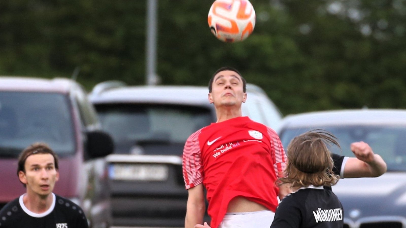 Filip Ristomanov springt für Nussdorf am höchsten und erzielt wenige Sekunden später den 1:1-Ausgleich, ehe drei Treffer von Yannick Rähmer das Spiel endgültig drehen. Foto: Küppers Filip Ristomanov springt für Nussdorf am höchsten und erzielt wenige Sekunden später den 1:1-Ausgleich, ehe drei Treffer von Yannick Rähmer das Spiel endgültig drehen. Foto: Küppers