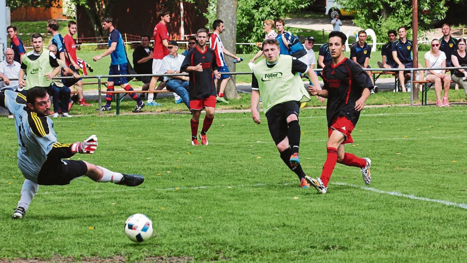 Gerade nochmal gut gegangen – der Ball rollt an Großglattbachs Torwart Adrian Sieber, aber auch an seinem Tor vorbei. Gegen die Sportfreunde gewinnt der TSV sogar mit 2:1. Fotos: Küppers