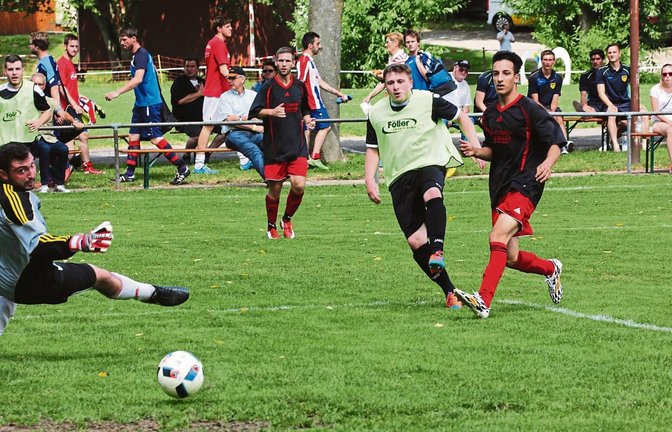 Gerade nochmal gut gegangen – der Ball rollt an Großglattbachs Torwart Adrian Sieber, aber auch an seinem Tor vorbei. Gegen die Sportfreunde gewinnt der TSV sogar mit 2:1. Fotos: Küppers
