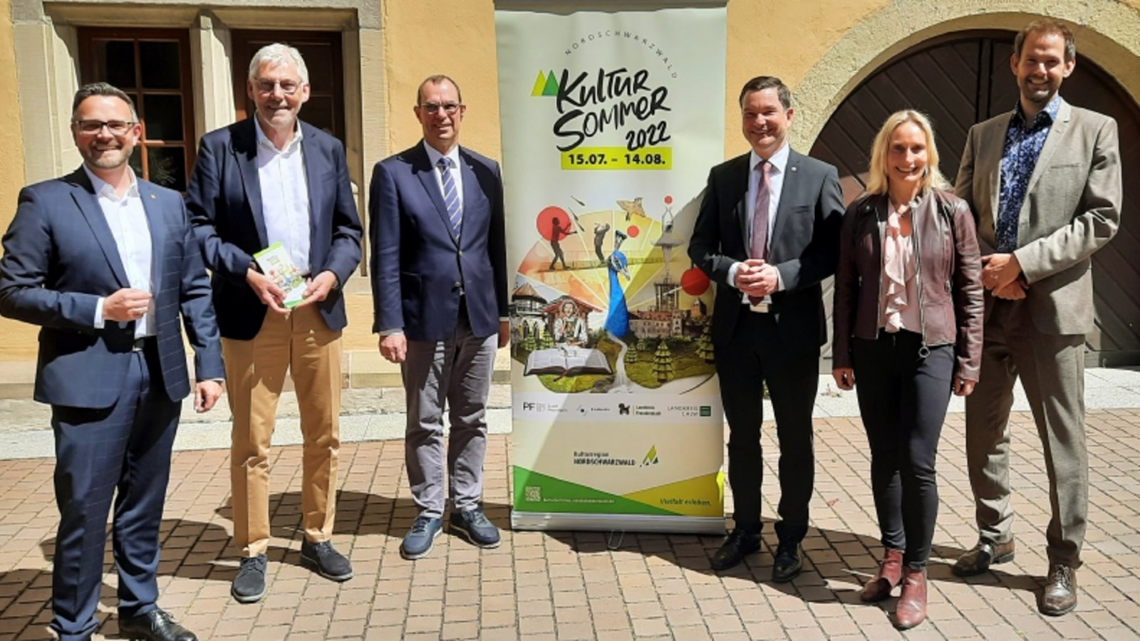 Von links: Peter Boch (OB Pforzheim), Helmut Riegger (Landrat Calw), Frank Schneider (OB Mühlacker), Klaus Mack (Vorsitzender Regionalverband Nordschwarzwald), Monika Schweickert (Geschäftsstellenleiterin AG Kulturregion), Bastian Rosenau (Landrat Enzkreis) freuen sich über das Programm. Foto: p Von links: Peter Boch (OB Pforzheim), Helmut Riegger (Landrat Calw), Frank Schneider (OB Mühlacker), Klaus Mack (Vorsitzender Regionalverband Nordschwarzwald), Monika Schweickert (Geschäftsstellenleiterin AG Kulturregion), Bastian Rosenau (Landrat Enzkreis) freuen sich über das Programm. Foto: p