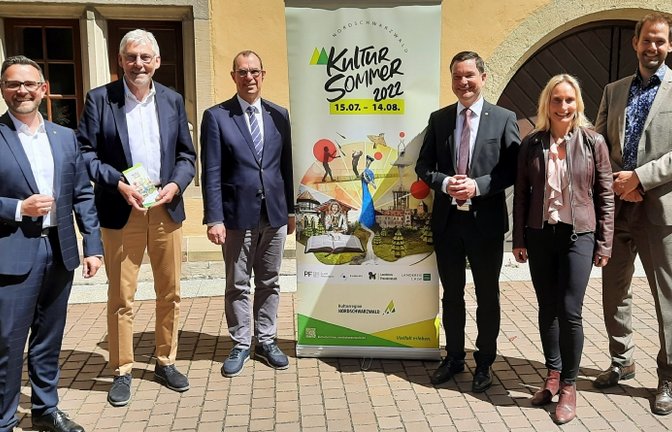 Von links: Peter Boch (OB Pforzheim), Helmut Riegger (Landrat Calw), Frank Schneider (OB Mühlacker), Klaus Mack (Vorsitzender Regionalverband Nordschwarzwald), Monika Schweickert (Geschäftsstellenleiterin AG Kulturregion), Bastian Rosenau (Landrat Enzkreis) freuen sich über das Programm.  <span class='image-autor'>Foto: p</span>