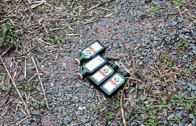 Das „Flaschenlager“ ist zwar schön aufgeräumt, hat aber sicherlich auf dem Wanderweg oberhalb von Ensingen Richtung Gündelbach nichts zu suchen. Foto: Hilgers