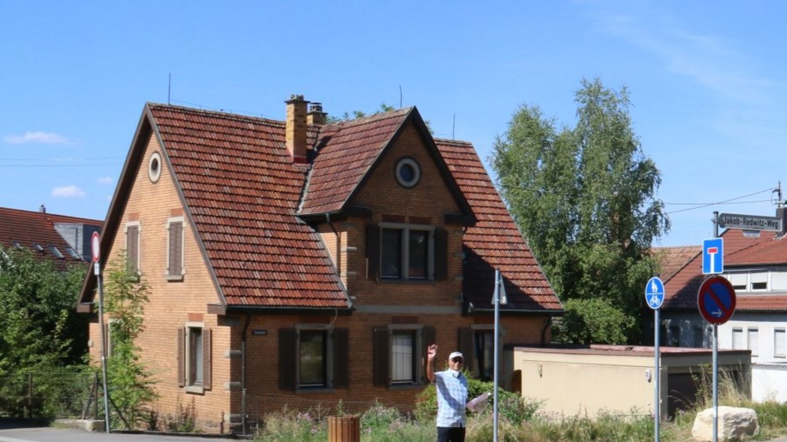 3. Beim Stadtbahnhof biegen die Wanderer nach rechts in den Bahnradweg ein.