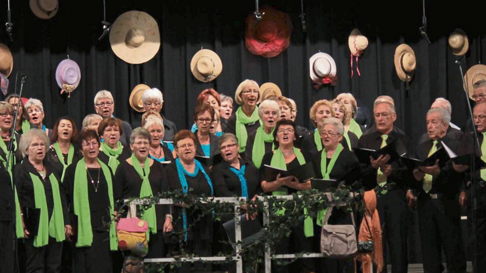 Die beiden Sersheimer Chöre läuten das Finale beim Jahreskonzert in der Sport- und Kulturhalle ein. Fotos: Friedrich Die beiden Sersheimer Chöre läuten das Finale beim Jahreskonzert in der Sport- und Kulturhalle ein. Fotos: Friedrich
