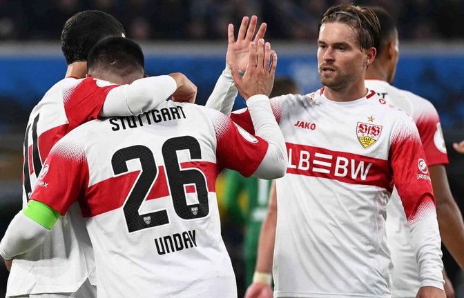 Später VfB-Jubel in Paderborn: Torschütze Deniz Undav feiert mit Maximilian Mittelstädt (re.)<span class='image-autor'>IMAGO/Ulrich Hufnagel</span>