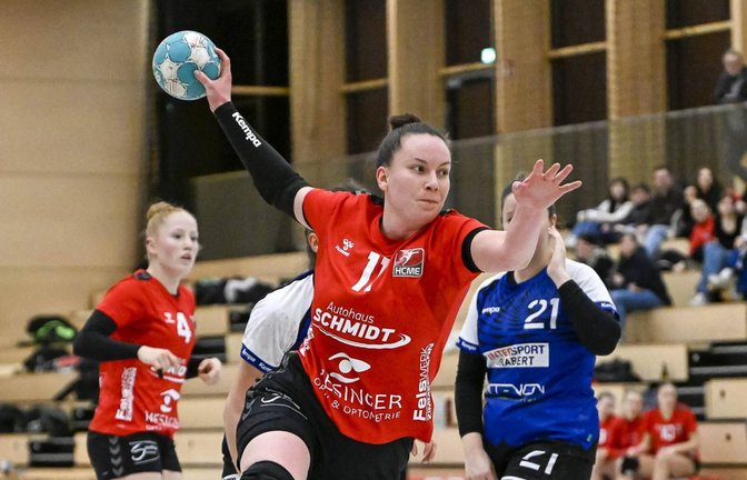 HC Metter Enz (rotes Trikot) - Handballregion Bottwar SG 3, 24:29, 21.02.2026,   Handball, Frauen, Neckar-Franken, Frauen Bezirksoberliga,  Sophie Kämpfe (11) beim Wurf