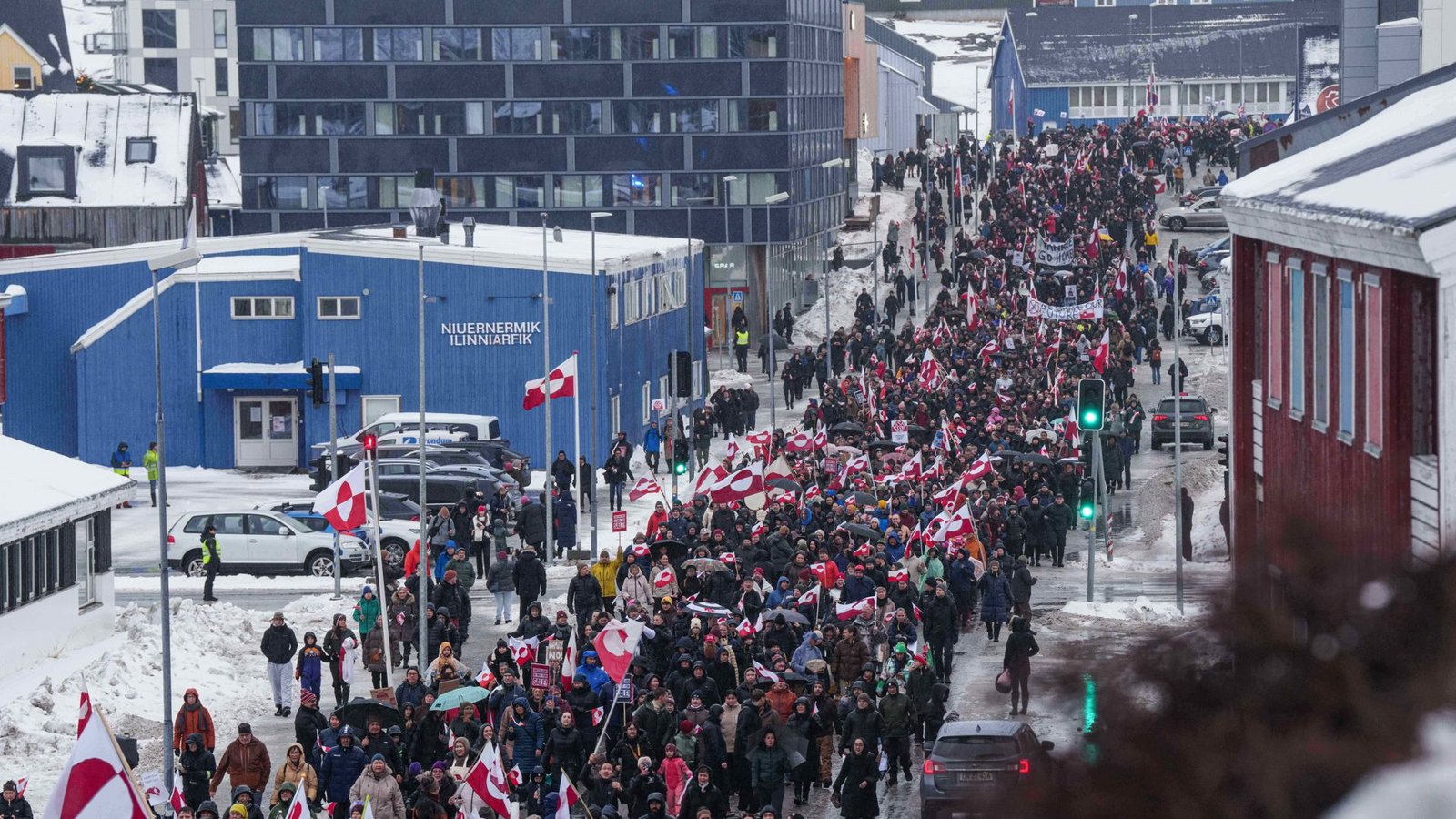 Auf Grönland ziehen in der Stadt Nuuk Tausende Menschen zum US-Konsulat, um gegen die Annexionspläne von US-Präsident Trump zu protestieren.Foto: Evgeniy Maloletka/AP/dpa Auf Grönland ziehen in der Stadt Nuuk Tausende Menschen zum US-Konsulat, um gegen die Annexionspläne von US-Präsident Trump zu protestieren.Foto: Evgeniy Maloletka/AP/dpa