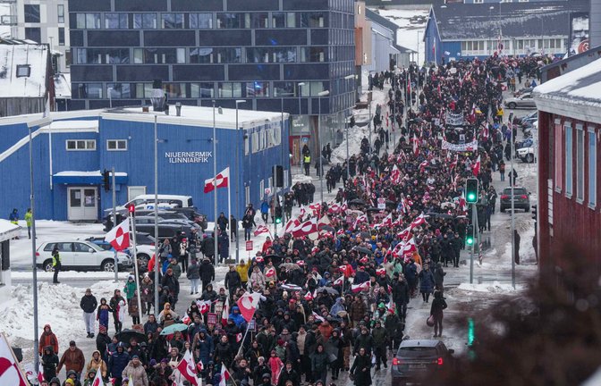 Auf Grönland ziehen in der Stadt Nuuk Tausende Menschen zum US-Konsulat, um gegen die Annexionspläne von US-Präsident Trump zu protestieren.<span class='image-autor'>Foto: Evgeniy Maloletka/AP/dpa</span>