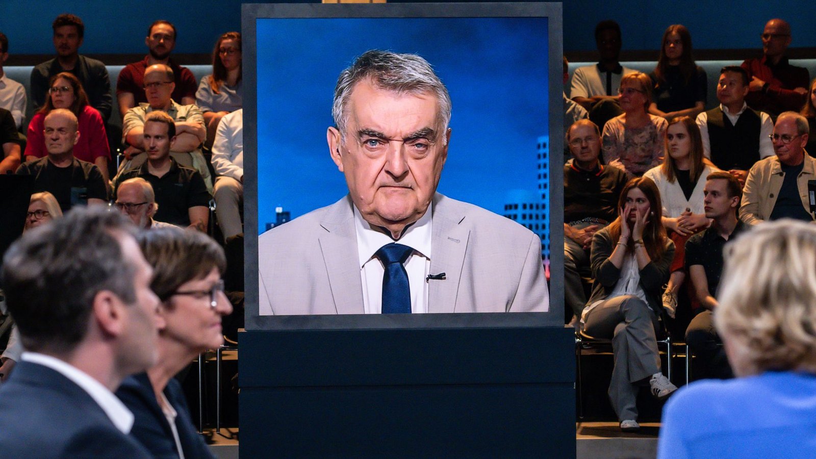 NRW-Innenminister Reul war der Talkrunde am Sonntag – aus aktuellem Anlass – zugeschaltet.Foto: NDR/Claudius Pflug/Claudius Pflug NRW-Innenminister Reul war der Talkrunde am Sonntag – aus aktuellem Anlass – zugeschaltet.Foto: NDR/Claudius Pflug/Claudius Pflug