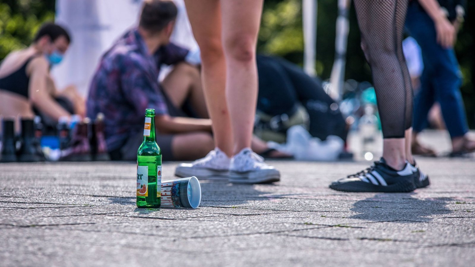 Schüler in Reutlingen feierten ausgelassen ihre Abitur-Prüfungen (Symbolfoto).Foto: imago images/Christian Grube