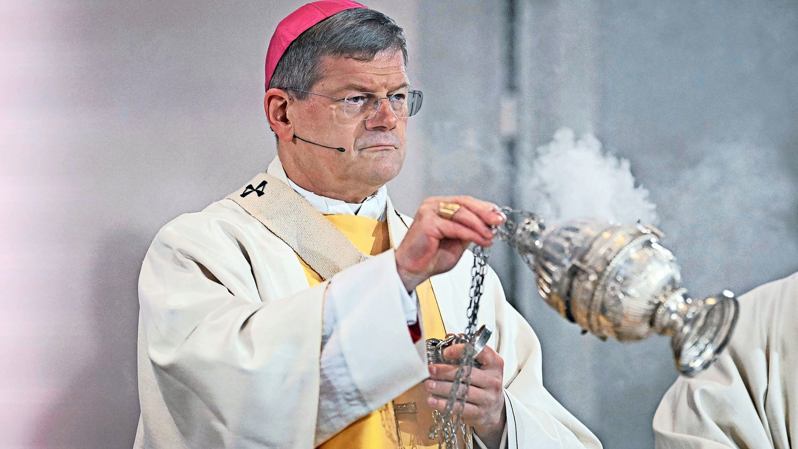 Mit strengem Blick schwenkt Erzbischof Stephan Burger das Weihrauchfass.Foto: IMAGO/Ulmer Mit strengem Blick schwenkt Erzbischof Stephan Burger das Weihrauchfass.Foto: IMAGO/Ulmer