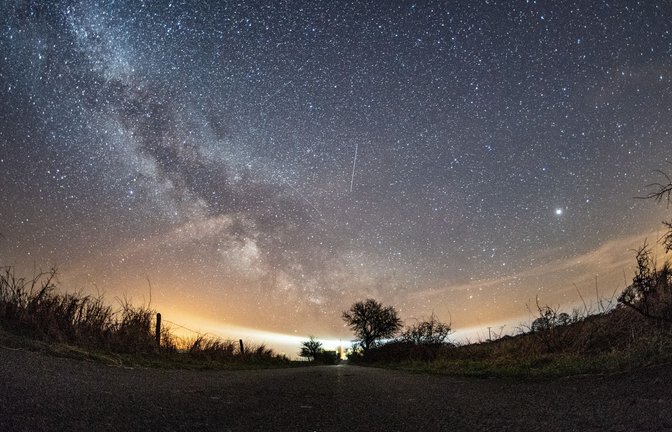 Verschiedene Flugobjekte sind rund um die Milchstraße während des Lyriden-Meteorschauers am Nachthimmel über Fehmarn zu sehen (Aufnahme vom 20. April 2018). Jedes Jahr im April durchquert die Erde den Rest eines Kometenschweifs.<span class='image-autor'>Foto: Daniel Reinhardt/dpa</span>