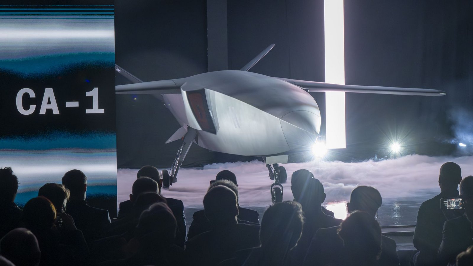 Das Unternehmen Helsing präsentiert das unbemannte Kampfflugzeug CA-1 Europa, das mit Künstlicher Intelligenz gesteuert wird.Foto: Peter Kneffel/dpa