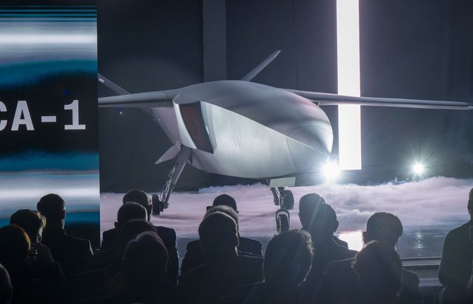 Das Unternehmen Helsing präsentiert das unbemannte Kampfflugzeug CA-1 Europa, das mit Künstlicher Intelligenz gesteuert wird.<span class='image-autor'>Foto: Peter Kneffel/dpa</span>