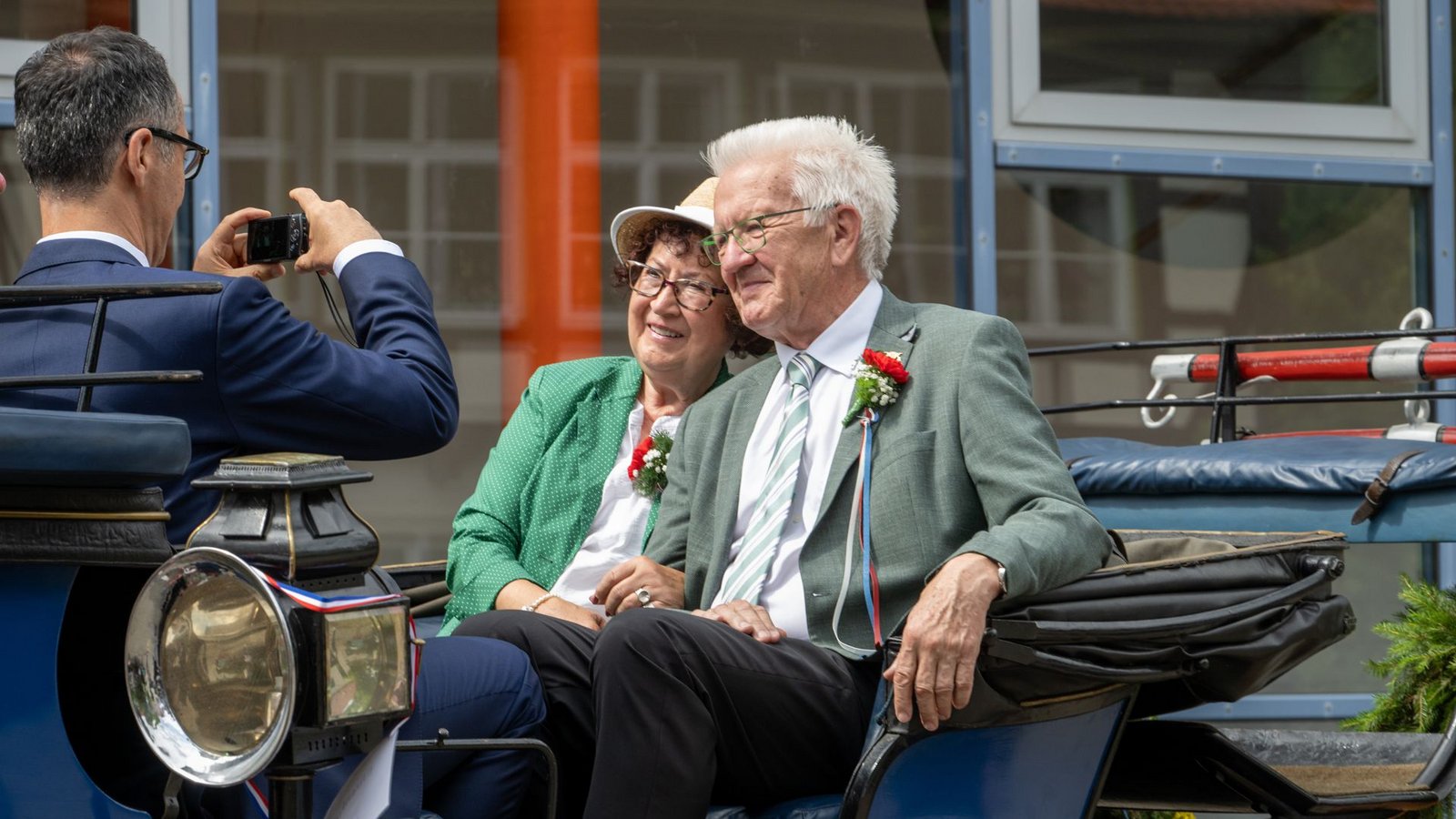 Ministerpräsident Winfried Kretschmann fährt mit seiner Frau Gerlinde und Bundeslandwirtschaftsminister Cem Özdemir in einer Kutsche beim 300. Bad Uracher Schäferlauf.Foto: Stefan Puchner/dpa/Stefan Puchner Ministerpräsident Winfried Kretschmann fährt mit seiner Frau Gerlinde und Bundeslandwirtschaftsminister Cem Özdemir in einer Kutsche beim 300. Bad Uracher Schäferlauf.Foto: Stefan Puchner/dpa/Stefan Puchner