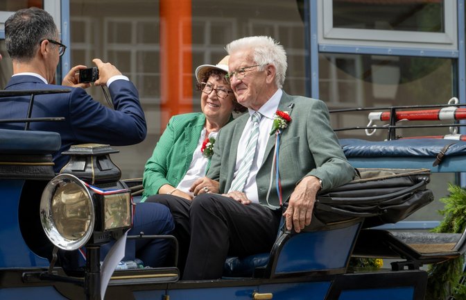 Ministerpräsident Winfried Kretschmann fährt mit seiner Frau Gerlinde und Bundeslandwirtschaftsminister Cem Özdemir in einer Kutsche beim 300. Bad Uracher Schäferlauf.<span class='image-autor'>Foto: Stefan Puchner/dpa/Stefan Puchner</span>