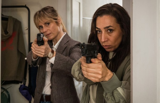 Pech für die beiden Einbrecher: Auch Kommissarin Tessa Ott (Carol Schuler, r.) und ihre Kollegin Kommissarin Isabelle Grandjean (Anna Pieri Zuercher) sind gerade in der Wohnung des Opfers.<span class='image-autor'>Foto: SRF/Sava Hlavacek</span>