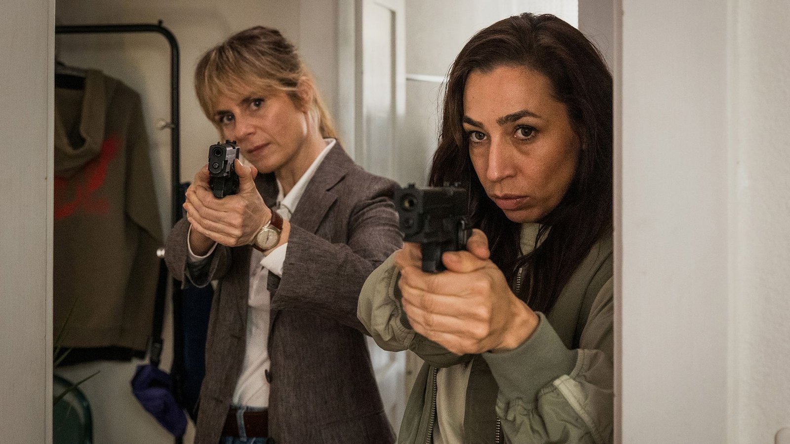 Pech für die beiden Einbrecher: Auch Kommissarin Tessa Ott (Carol Schuler, r.) und ihre Kollegin Kommissarin Isabelle Grandjean (Anna Pieri Zuercher) sind gerade in der Wohnung des Opfers.Foto: SRF/Sava Hlavacek Pech für die beiden Einbrecher: Auch Kommissarin Tessa Ott (Carol Schuler, r.) und ihre Kollegin Kommissarin Isabelle Grandjean (Anna Pieri Zuercher) sind gerade in der Wohnung des Opfers.Foto: SRF/Sava Hlavacek
