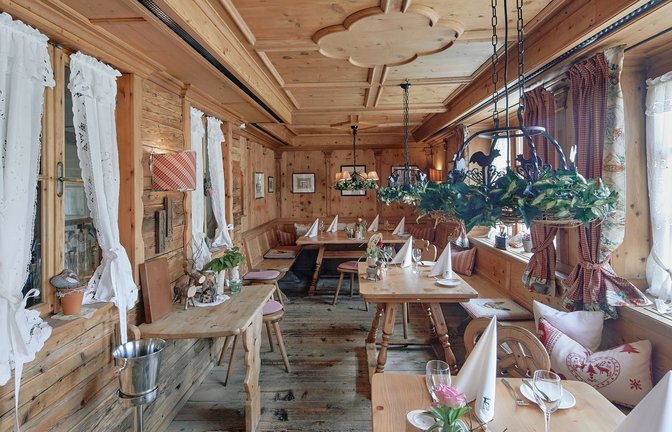 Die rustikale Dorfstube ist ein guter Ort.<span class='image-autor'>Foto: Beate Armbruster</span>