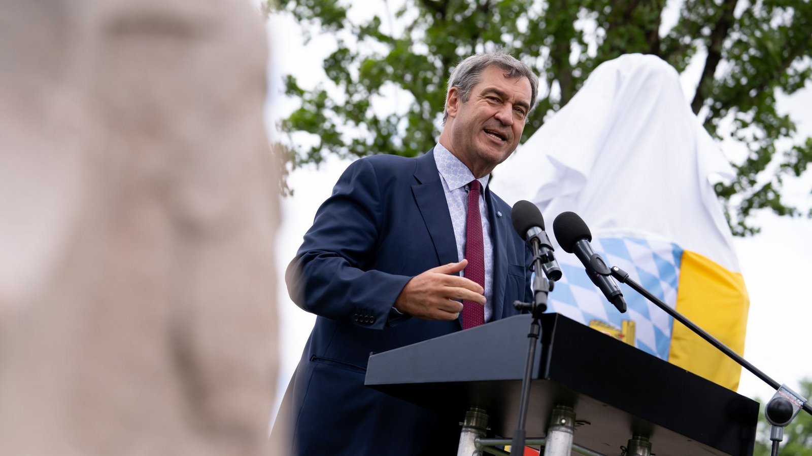 Bayerns Ministerpräsident Markus Söder (CSU) nimmt an der Enthüllung eines Denkmals anlässlich des 140. Todestages des bayerischen "Märchenkönigs" Ludwig II. teil.Foto: Sven Hoppe/dpa Bayerns Ministerpräsident Markus Söder (CSU) nimmt an der Enthüllung eines Denkmals anlässlich des 140. Todestages des bayerischen "Märchenkönigs" Ludwig II. teil.Foto: Sven Hoppe/dpa