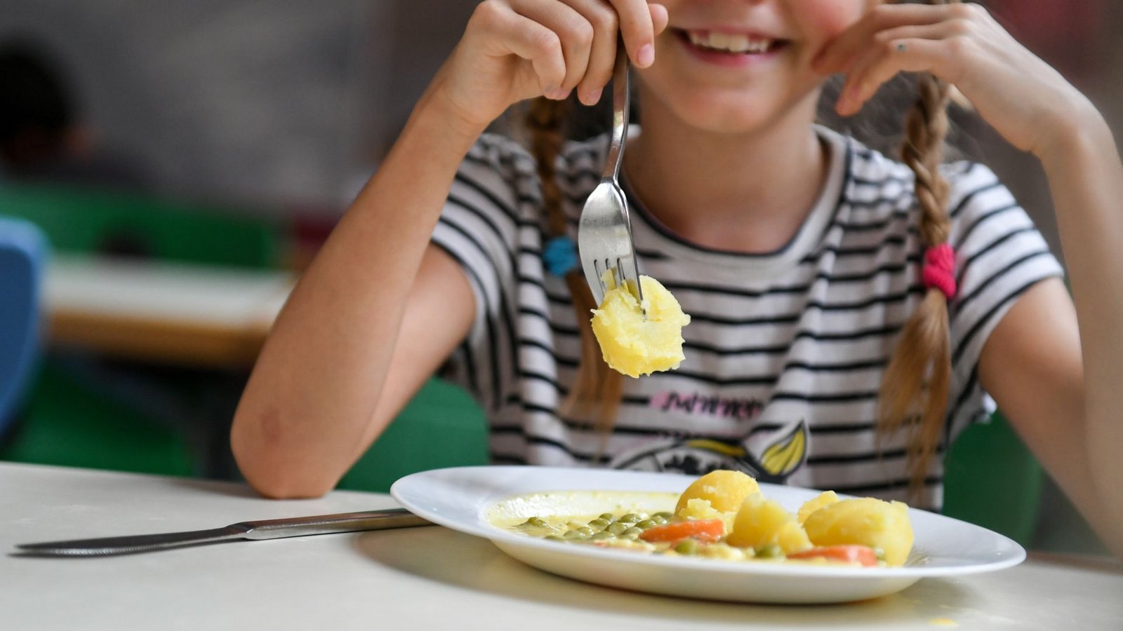 Kostenloses Schulessen? Der Bürgerrat zur Ernährungspolitik plädiert dafürFoto: picture alliance/dpa/dpa-Zentralbild/Jens Kalaene Kostenloses Schulessen? Der Bürgerrat zur Ernährungspolitik plädiert dafürFoto: picture alliance/dpa/dpa-Zentralbild/Jens Kalaene
