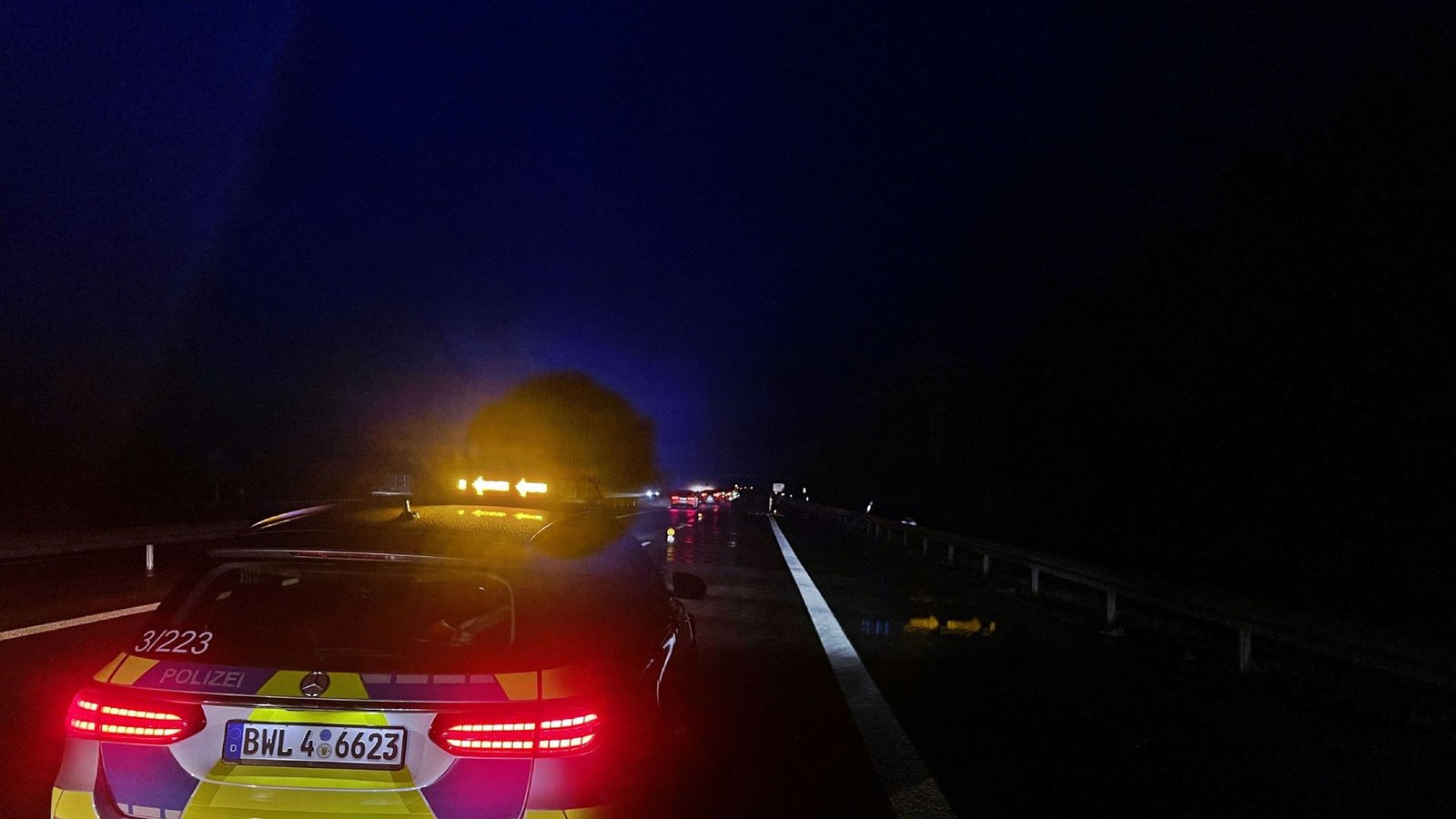 Während der Unfallaufnahme und Bergung sperrte die Polizei zeitweise den rechten Fahrstreifen der A81 in Fahrtrichtung Singen.Foto: SDMG/SDMG / Schulz