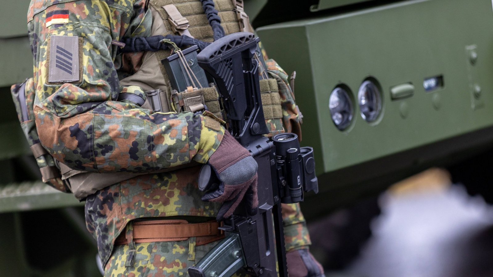 Schutz durch Soldaten.Foto: imago /Leon Kuegele Schutz durch Soldaten.Foto: imago /Leon Kuegele