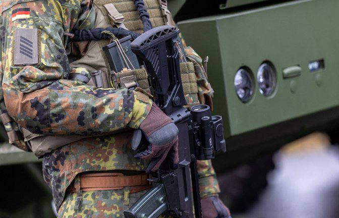 Schutz durch Soldaten.<span class='image-autor'>Foto: imago  /Leon Kuegele</span>