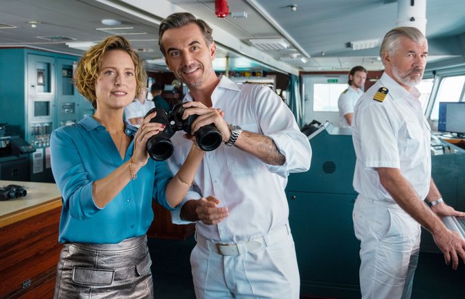 Kapitän Max Parger (Florian Silbereisen, M.) bringt in der 100. „Traumschiff“-Folge Veronika Bruckner (Wanda Perdelwitz) mit an Bord.<span class='image-autor'>Foto: ZDF/Dirk Bartling</span>