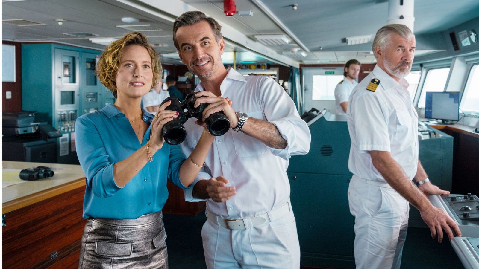 Kapitän Max Parger (Florian Silbereisen, M.) bringt in der 100. „Traumschiff“-Folge Veronika Bruckner (Wanda Perdelwitz) mit an Bord.Foto: ZDF/Dirk Bartling Kapitän Max Parger (Florian Silbereisen, M.) bringt in der 100. „Traumschiff“-Folge Veronika Bruckner (Wanda Perdelwitz) mit an Bord.Foto: ZDF/Dirk Bartling