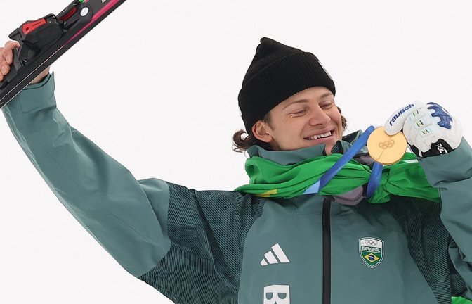 Da ist das Ding: Lucas Pinheiro Braathen mit der Goldmedaille.<span class='image-autor'>Foto: Imago/ABACAPRESS</span>