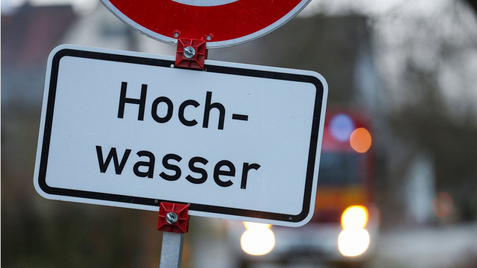 Die Hochwasserlage bleibt in Teilen Baden-Württembergs weiterhin angespannt. (Symbolbild)Foto: dpa/Thomas Warnack Die Hochwasserlage bleibt in Teilen Baden-Württembergs weiterhin angespannt. (Symbolbild)Foto: dpa/Thomas Warnack