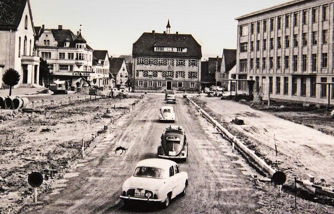 Singen am Hohentwiel in den 1950er Jahren, rechts das damals neue Rathaus.<span class='image-autor'>Foto: Repro/Uli Fricker</span>
