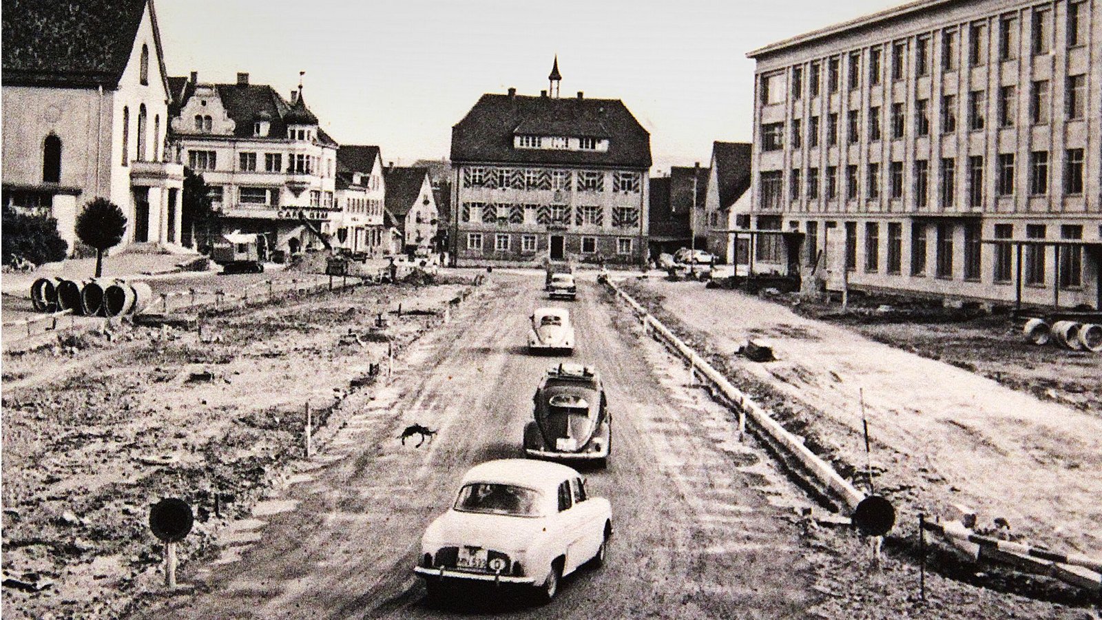 Singen am Hohentwiel in den 1950er Jahren, rechts das damals neue Rathaus.Foto: Repro/Uli Fricker Singen am Hohentwiel in den 1950er Jahren, rechts das damals neue Rathaus.Foto: Repro/Uli Fricker