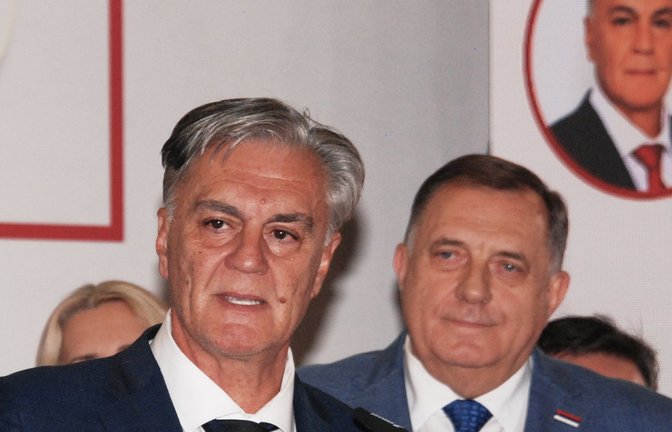 Die Präsidenten wechseln, die Gesinnung bleibt: Sinisa Karan (links) folgt auf Milorad Dodik (rechts) als Präsident der Serben-Republik in Bosnien-Herzegowina.<span class='image-autor'>Foto: Radivoje Pavicic/AP/dpa</span>