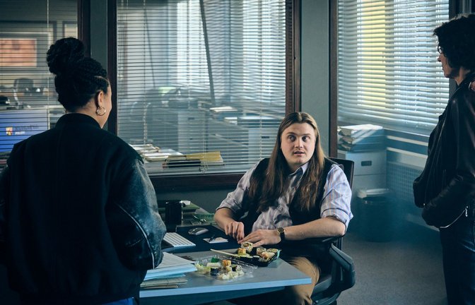 Nico (Johannes Scheidweiler) hat recherchiert und überrascht Mara (Davina Chanel Fox) und Lena (Ulrike Folkerts) mit Erkenntnissen zu den ganz speziellen Sashimi-Lieferungen, die durch die Fahrradkuriere geliefert werden.<span class='image-autor'>Foto: SWR/Benoît Linder</span>