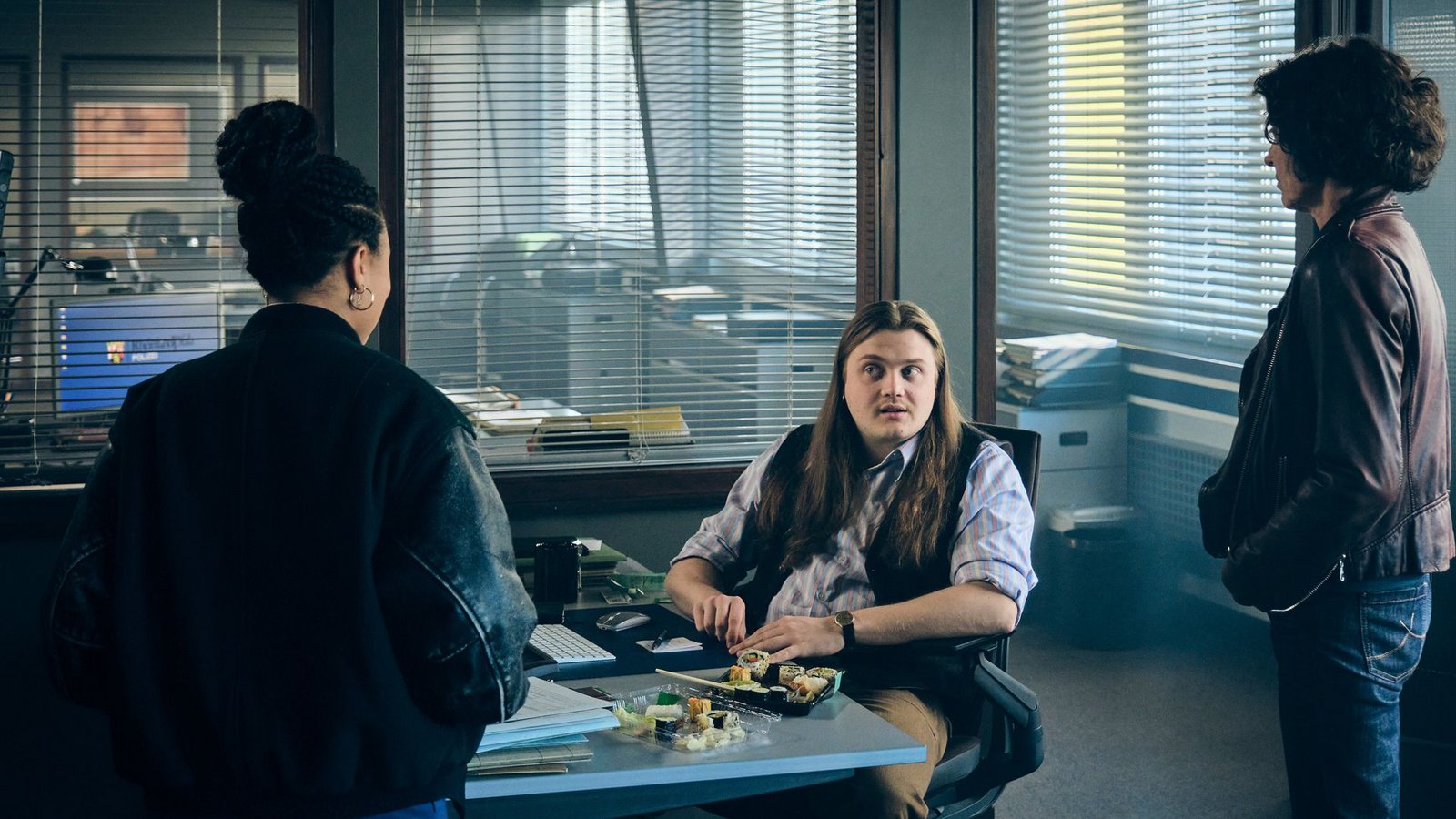 Nico (Johannes Scheidweiler) hat recherchiert und überrascht Mara (Davina Chanel Fox) und Lena (Ulrike Folkerts) mit Erkenntnissen zu den ganz speziellen Sashimi-Lieferungen, die durch die Fahrradkuriere geliefert werden.Foto: SWR/Benoît Linder