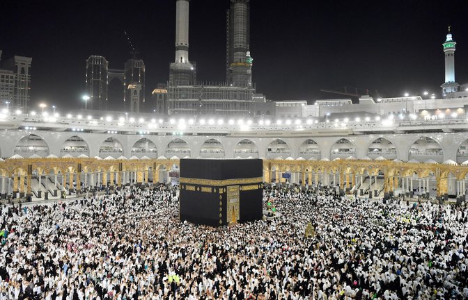 Muslimische Pilger umrunden die Kaaba, das quaderförmige Gebäude der Heiligen Moschee im saudi-arabischen Mekka während des heiligen Fastenmonats Ramadan (Archivbild).<span class='image-autor'>Foto: -/Saudi Press Agency/d/a</span>