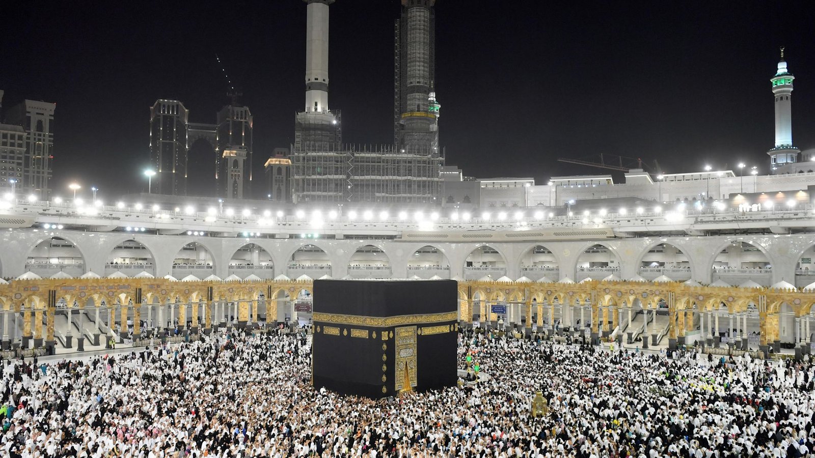 Muslimische Pilger umrunden die Kaaba, das quaderförmige Gebäude der Heiligen Moschee im saudi-arabischen Mekka während des heiligen Fastenmonats Ramadan (Archivbild).Foto: -/Saudi Press Agency/d/a