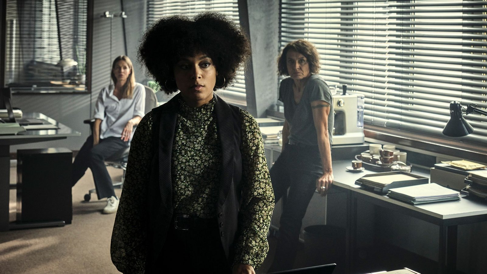 Das Frauen-Trio vom Kommissariat Ludwigshafen Johanna Stern (Lisa Bitter, hinten li.), Mara Hermann (Davina Chanel Fox, vorne) und Lena Odenthal (Ulrike Folkerts, hinten re. )fragen sich, ob die jungen Leute Mikes Eltern umgebracht haben könnten. Nisha kannte die beiden doch nicht mal, oder doch?Foto: SWR/Benoît Linder