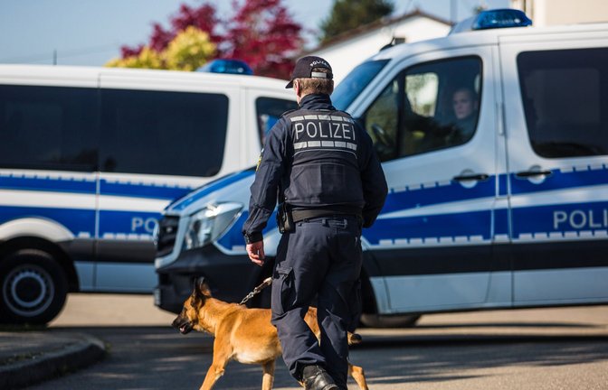Die Polizei suchte auch mit Hunden nach dem Kind. (Symbolbild)<span class='image-autor'>Foto: dpa/Christoph Schmidt</span>